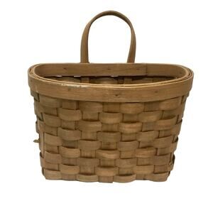 Cute little basket, hangs on wall